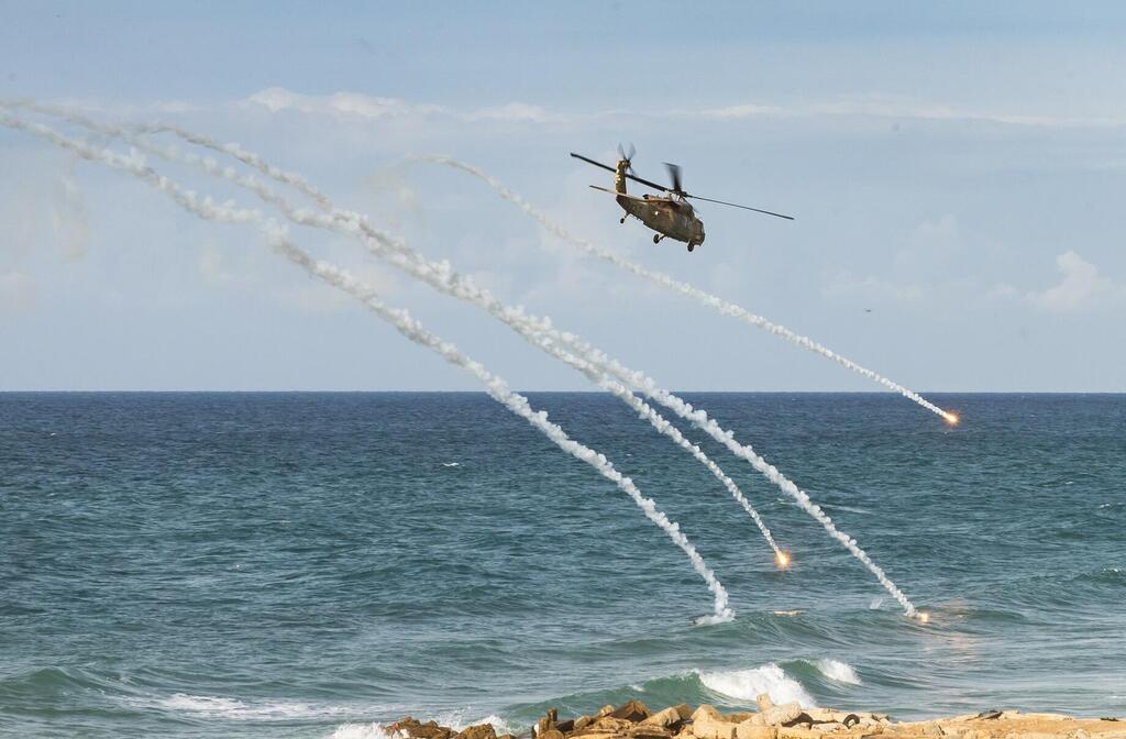 בלאקהוק ישראלי משחרר נורים לאחר המראה משטח אויב (צילום: עמית אגרונוב, חיל האוויר הישראלי) הקברניט חיל האוויר