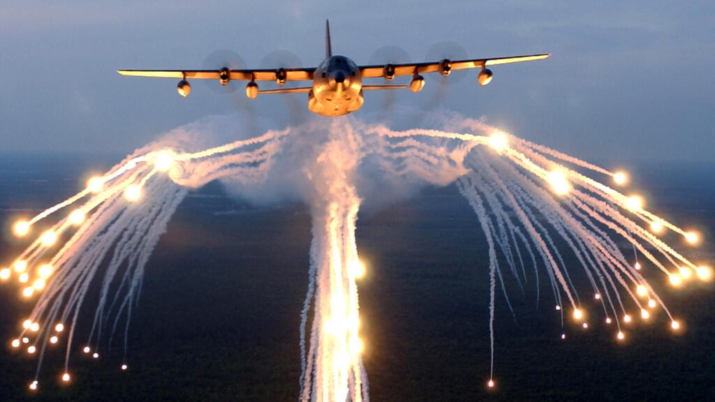 הרקולס משחרר נורים (צילום: USAF) הקברניט חיל האוויר