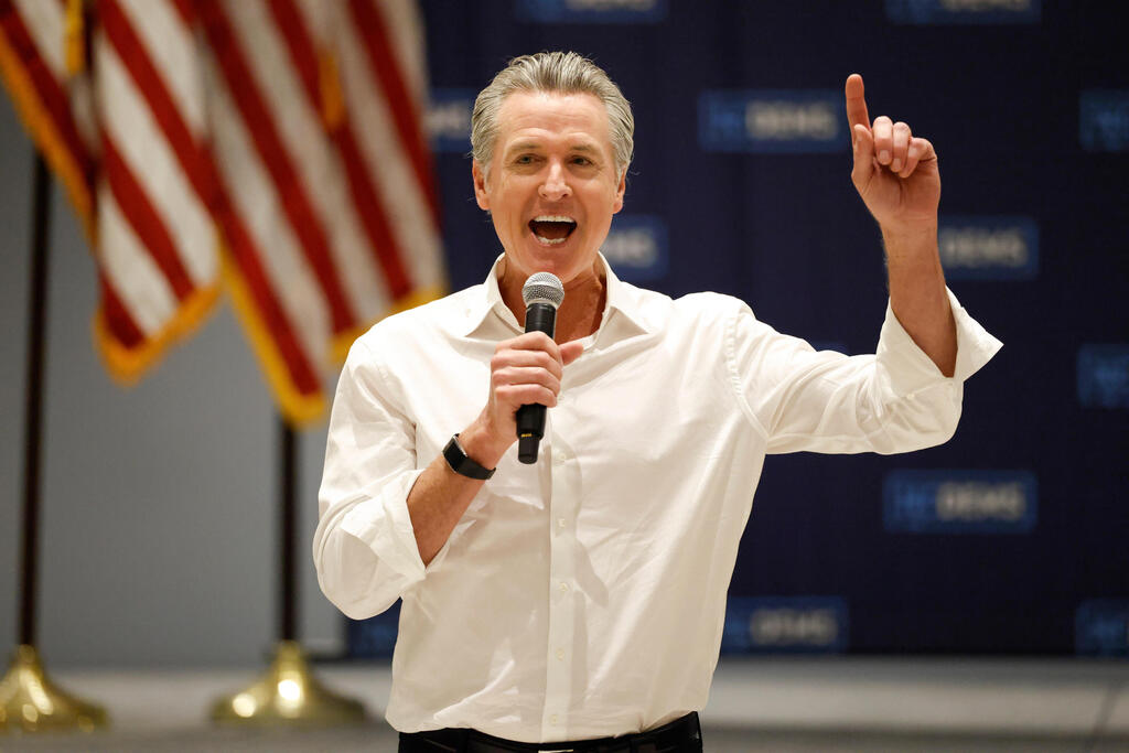 מושל קליפורניה גאווין ניוסום (צילום: AP Photo/Nell Redmond) California Gov. Gavin Newsom speaks at a rally for democratic candidates Saturday, Sept. 5, 2026, in Monroe, N.C. (AP Photo/Nell Redmond)