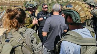 מפקד אוגדת איו"ש תא"ל קובי הלר בזירת הפיגוע