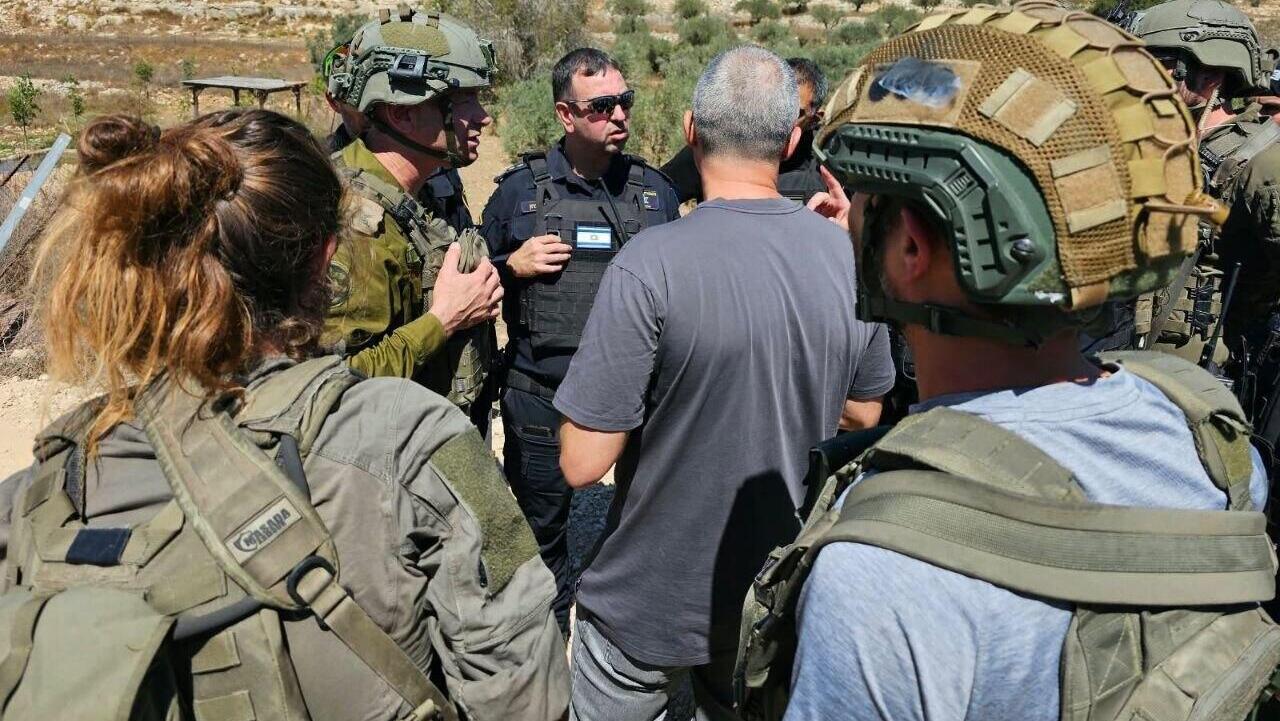 מפקד אוגדת איו"ש תא"ל קובי הלר בזירת הפיגוע