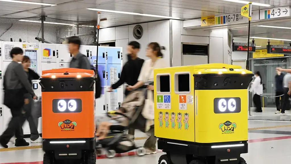 רובוטים לניקוי אשפה בתחנת רכבת בטוקיו (צילום: Getty Images) רובוטים פחי אשפה ממונעים בתחנת הרכבת שינג'וקו טוקיו