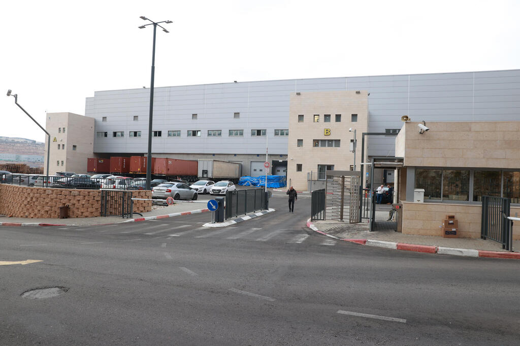 מפעל באזור התעשיה ברקן. יותר ויותר חברות מעבירות את הייצור לחו"ל
(צילום: שאול גולן) מפעל קוסמטיק ב איזור תעשיה אריאל מפעל באזור התעשיה ברקן