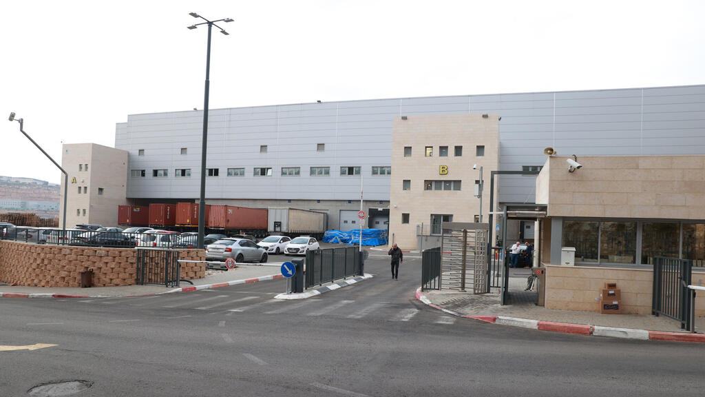A factory in the Barkan industrial zone. More and more companies are moving production abroad.
(Photo: Shaul Golan) מפעל קוסמטיק ב איזור תעשיה אריאל מפעל באזור התעשיה ברקן