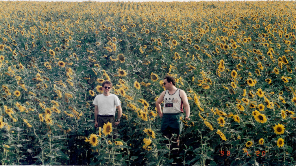 Firestrone & Magnitsky in a field in Bashkortostan (Photo: Courtesy of the interviewee) פיירסטון ומגניצקי בשדה בבשקורטוסטן, 1998 . "הם הכו אותו באלות והשאירו אותו להתפתל מכאבים על הרצפה עד שמת. זה רצח"
