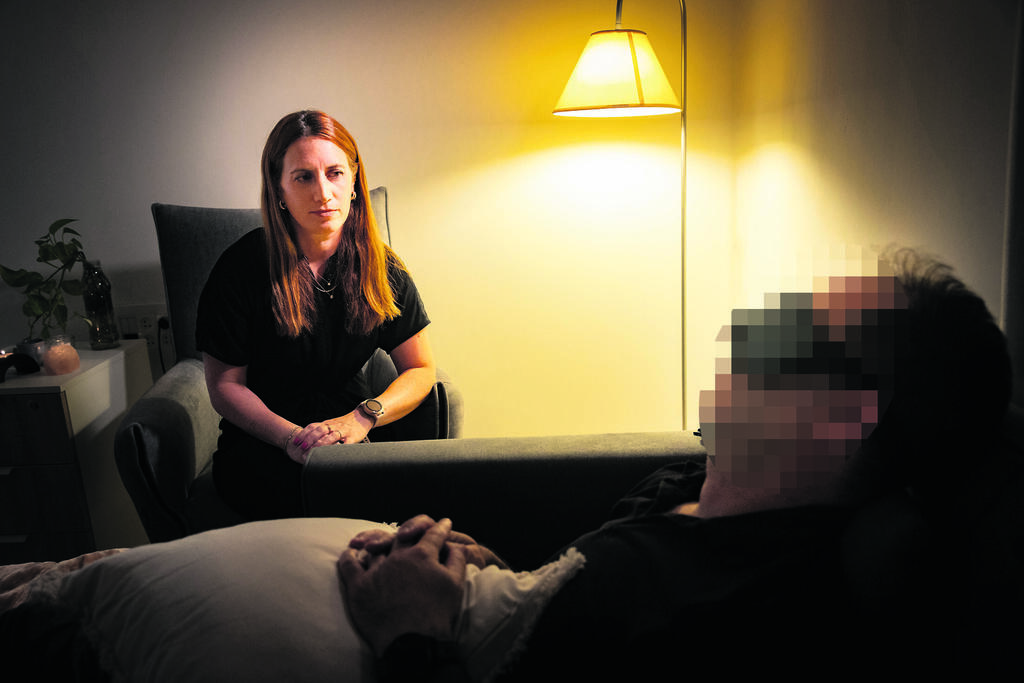 זיוון ומטופל במרכז הרפואי הרצוג. טיפול ב־MDMA נמשך שמונה שעות ואחריו המטופל לן במקום (צילום: אלכס קולומויסקי) זיוון ומטופל במרכז הרפואי הרצוג. טיפול ב־MDMA נמשך שמונה שעות ואחריו המטופל לן במקום
