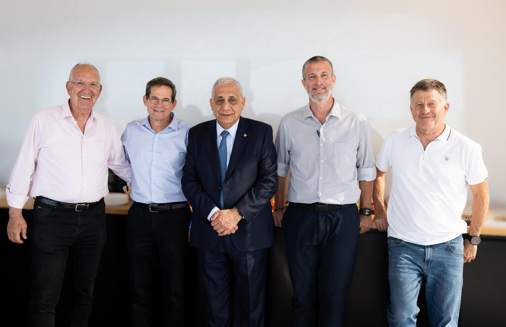מנהלי מסד עוז ואמריקה ישראל בחתימה על ההסכם (צילום: איתמר סיידא) חתימת המיזוג בין מסד עוז לאמריקה ישראל מימין נטע ברמן אלון שטאובר פיני כהן עמית מסד ו שמשון הראל
