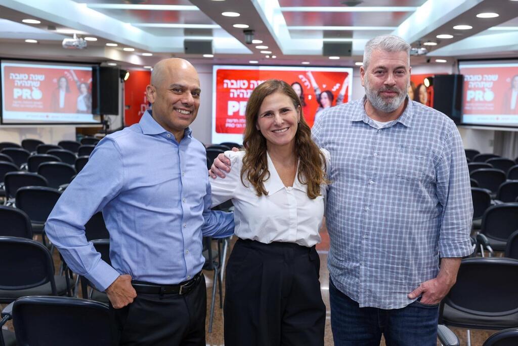 עדי שפיר, מנהל מערך ;PRO נורית קנטור, מנהלת אגף בנקאות ישירה; ידין ענתבי, מנכ"ל בנק הפועלים (צילום: אביב גוטליב) עדי שפיר, מנהל מערך ;PRO נורית קנטור, מנהלת אגף בנקאות ישירה; ידין ענתבי, מנכ"ל בנק הפועלים