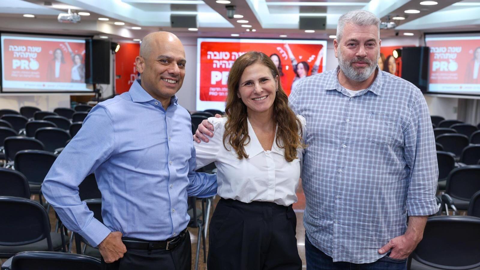 עדי שפיר, מנהל מערך ;PRO נורית קנטור, מנהלת אגף בנקאות ישירה; ידין ענתבי, מנכ"ל בנק הפועלים