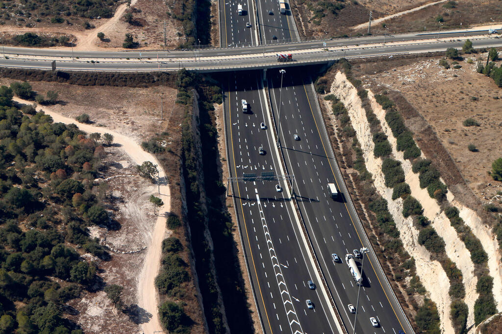 כביש 6. "הפסדנו במכרז בהפרש של 800 מיליון שקל לשפיר, יותר טוב ממני הם לא יודעים לעשות" (צילום: עמית שעל) כביש 6 מבט על מלמעלה