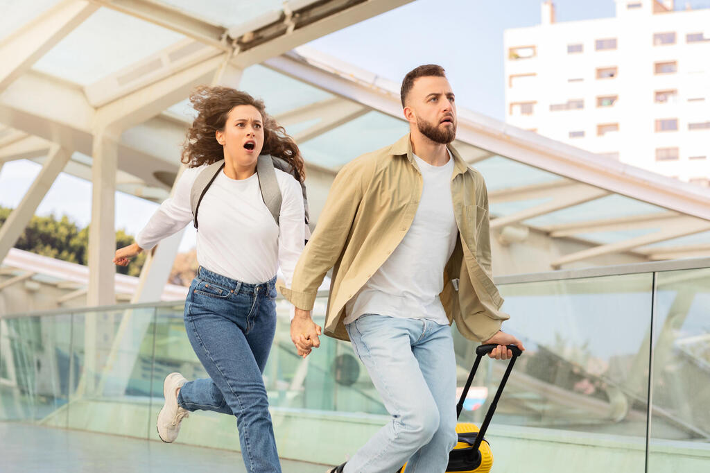 מהר יותר, אוטוטו ממריאים! (צילום: Prostock-studio/Shutterstock) הקברניט טיסה מזוודות
