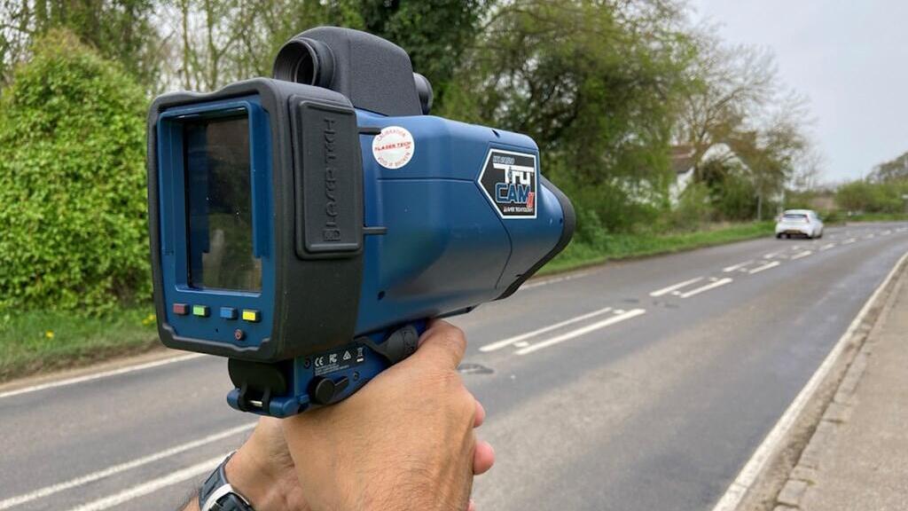 מד מהירות בלייזר LTI 2020 TRUCAM (צילום: essex police) מד מהירות בלייזר LTI 2020 TRUCAM