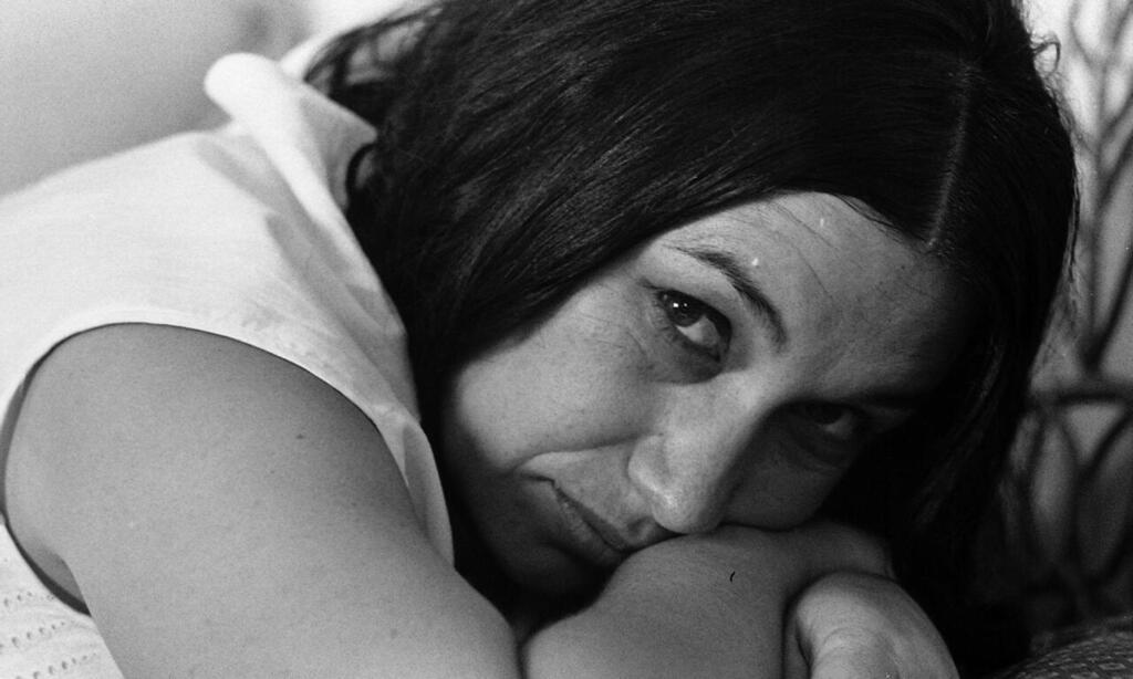 שמר. “השאירה עשרות יומנים. זה איפשר להיכנס לחיים שלה כמעט ללא מחיצות" (צילום: יעקב אגור, באדיבות המרכז הישראלי לתיעוד אומנויות הבמה) פנאי נעמי שמר