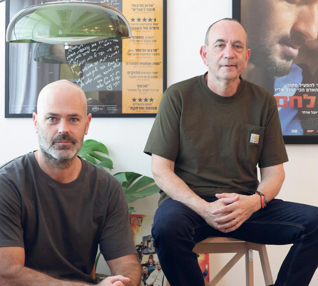 להב (מימין) ועומר. “הפער בין ההערצה ליצירה לבין החולשות של בשר ודם הוא המעניין"
(צילום: נמרוד גליקמן) פנאי שי להב ו רון עומר