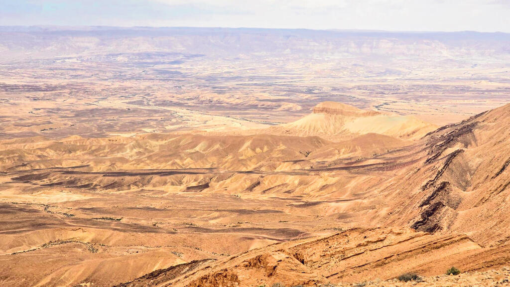 השטח באורון, ליד המכתש הגדול. לפי ארגוני הסביבה, תעשייה כבדה תגרום נזק בלתי הפיך ל״ארץ המכתשים״ ( צילום: שי פלדמן) השטח ב אורון ליד המכתש הגדול