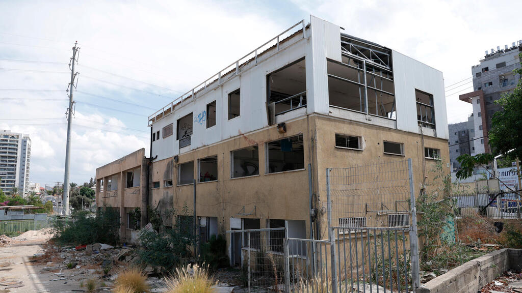המבנה הנטוש ברחוב כהנמן 131 בבני ברק. התיכון עבר למבנה אחר עם מעלית (צילום: אוראל כהן) חורבה ברחוב כהנמן 131 בני ברק