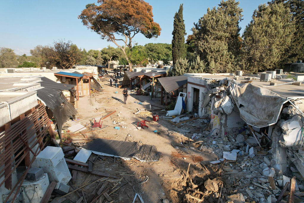שכונת דור צעיר בכפר עזה לאחר טבח 7 באוקטובר. "אי אפשר לבוא לכל אחד מיישובי העוטף עם אותה תוכנית כי צריך להבין איך קהילה שנחרבה מספרת לעצמה את מה שקרה" (צילום: גדי קבלו) שכונת דור צעיר בכפר עזה לאחר טבח 7 באוקטובר. "אי אפשר לבוא לכל אחד מיישובי העוטף עם אותה תוכנית כי צריך להבין איך קהילה שנחרבה מספרת לעצמה את מה שקרה"