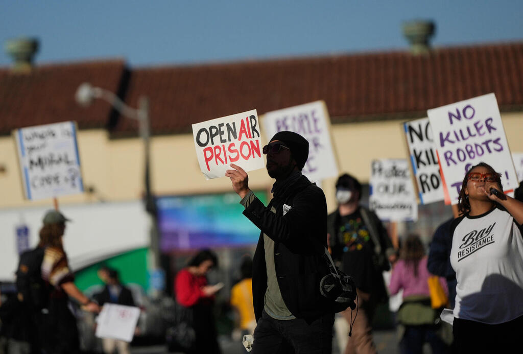 מפגינים מחוץ לכנס המפתחים של OpenAI (צילום: AP Photo/Jeff Chiu) מפגינים בחוץ OpenAI