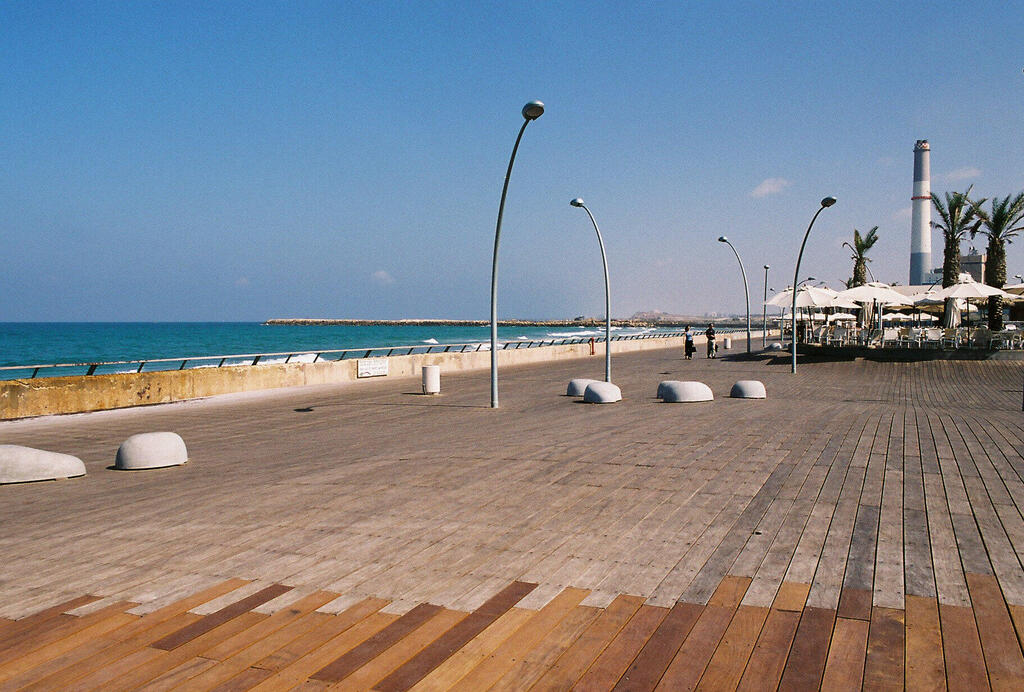 נמל תל אביב לאחר שיפוצו. "במבט לאחור, בנמל היה מדהים. הייתי כמו ילד בעיר משחקים, עשיתי מה שרציתי. זה היה בית ספר מדהים לתכנון ערים" נמל תל אביב לאחר שיפוצו. "במבט לאחור, בנמל היה מדהים. הייתי כמו ילד בעיר משחקים, עשיתי מה שרציתי. זה היה בית ספר מדהים לתכנון ערים"