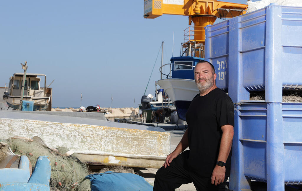 וולף בנמל יפו. "הבנתי שאם הדייגים לא יישארו בו, המקום יהיה אפרורי, בלי אופי ובלי נשמה. בלעדיהם כל המקום היה הופך לעוד נמל עם חנויות ומותגים, וזה לא מעניין" וולף בנמל יפו. "הבנתי שאם הדייגים לא יישארו בו, המקום יהיה אפרורי, בלי אופי ובלי נשמה. בלעדיהם הדייגים כל המקום היה הופך לעוד נמל עם חנויות ומותגים, וזה לא מעניין"