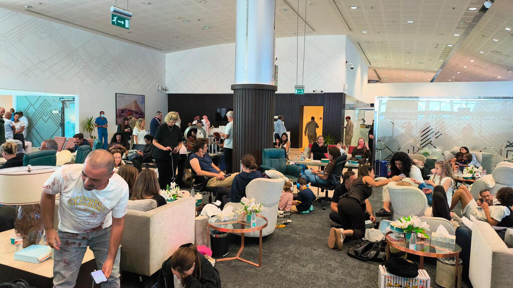 The Israeli passengers after returning home. (Photo: AFP) הישראלים שנחתו בסעודיה לאחר הדרמה בטיסת פליי דובאי