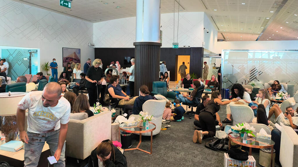 הישראלים שנחתו בסעודיה לאחר ניסיון החטיפה והריסוק בטיסת פליי דובאי (צילום: AFP) הישראלים שנחתו בסעודיה לאחר הדרמה בטיסת פליי דובאי