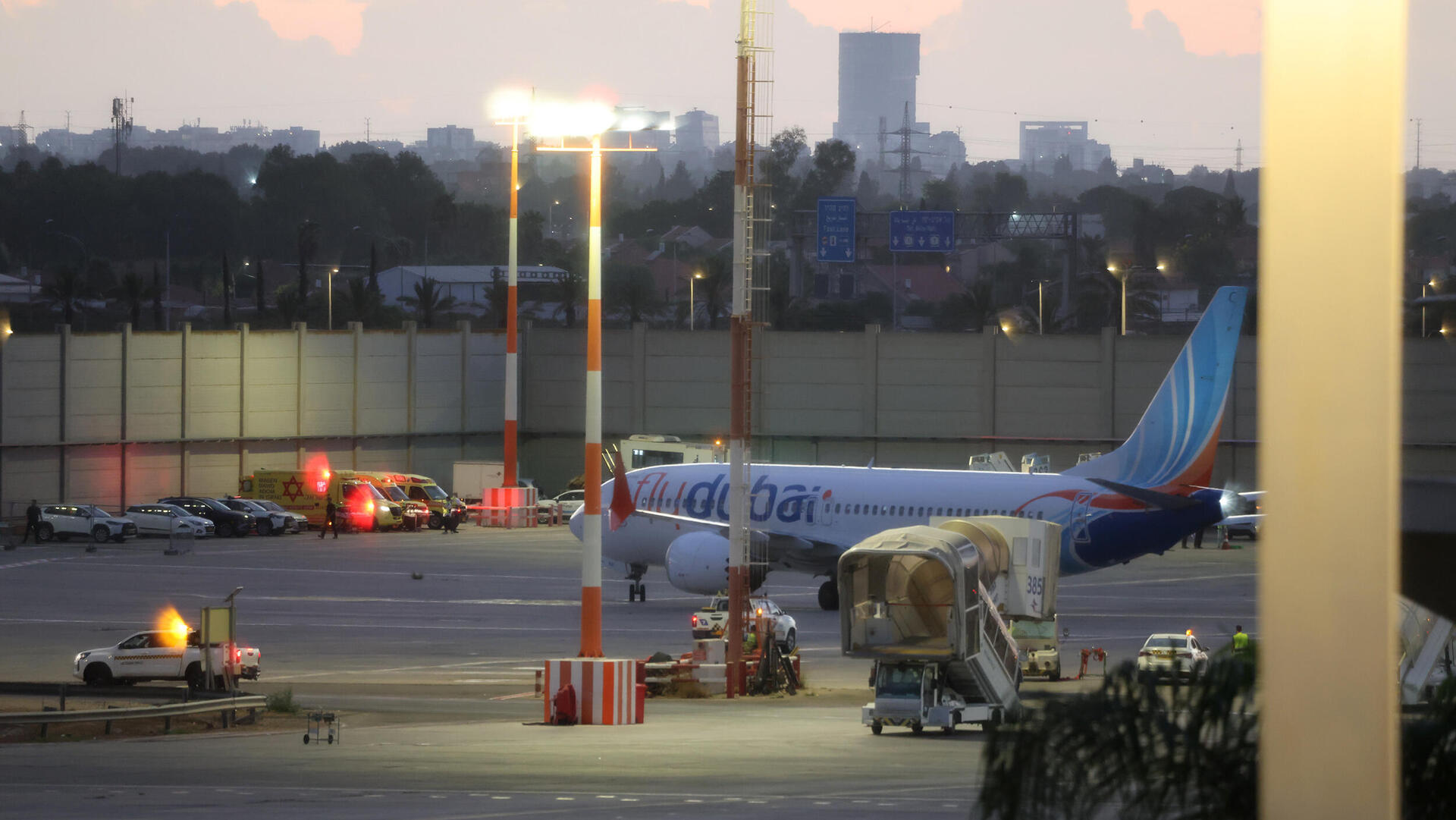 נחיתת מטוס פליי דובאי בנמל התעופה בן גוריון נתב"ג צוותי חילוץ והצלה