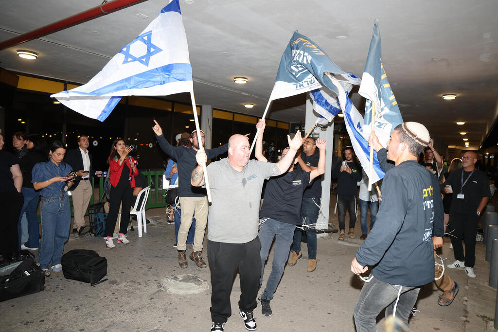 חזרתם לארץ של הנוחתים מטיסת דובאי ת"א שנחתו בנחיתת חירום בסעודיה בשל קטטת הטייסים