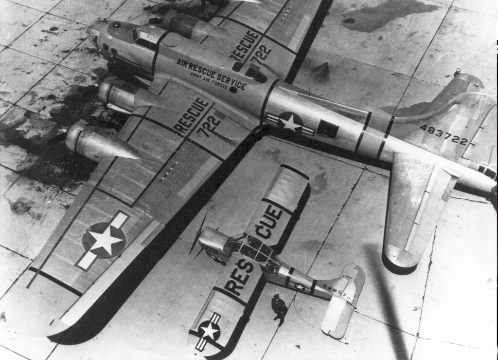 מטוס קישור סטינסון סנטינל, ליד מפציץ B17 (צילום: USAF) הקברניט מטוס קל