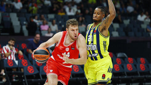  Will Clyburn (right) of Fenerbahçe 