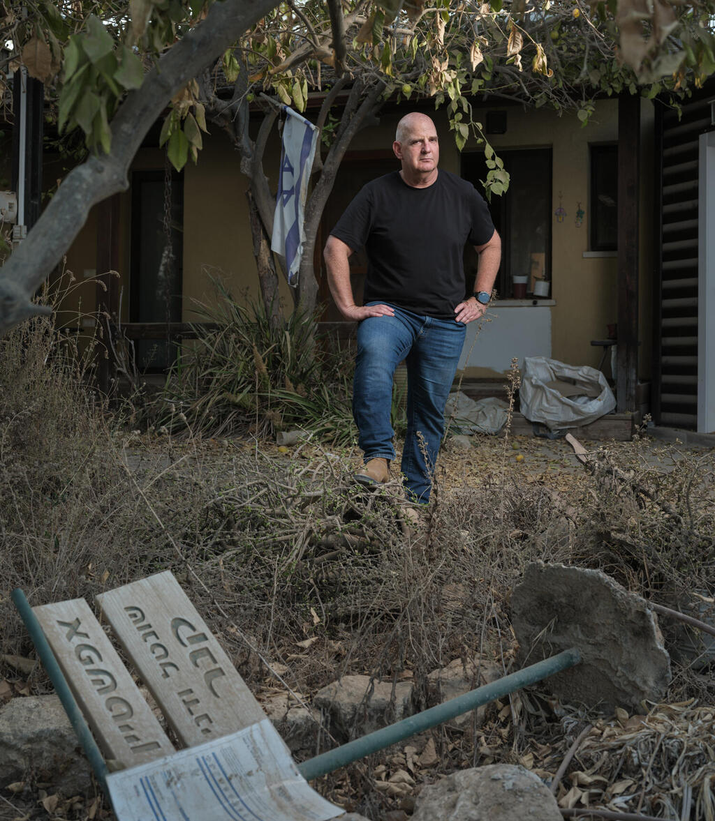 אפשטיין ליד ביתו בכפר עזה, בסוף ספטמבר. "השיקום יימשך דור שלם. קראתי מחקרים שמצאו שהתופעות הקיצוניות מגיעות חמש עד שבע שנים אחרי אירוע השבר" אפשטיין ליד ביתו בכפר עזה, בסוף ספטמבר. "השיקום יימשך דור שלם. קראתי מחקרים שמצאו שהתופעות הקיצוניות מגיעות חמש עד שבע שנים אחרי אירוע השבר"