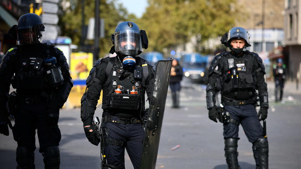 שוטרים במחאה באוברווילייה, צרפת (צילום: REUTERS/Sarah Meyssonnier) שוטרים במחאה באוברווילייה, צרפת