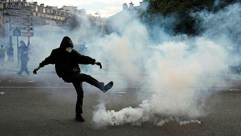 צילום: AP Photo/Teresa Suarez רבע מיליון מפגינים ב"יום הזעם" בצרפת, טראמפ: "האיסלאם משתלט עליכם"