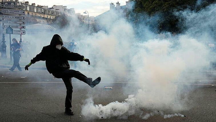 התפרעויות בצרפת (צילום: AP Photo/Teresa Suarez) התפרעויות ב צרפת
