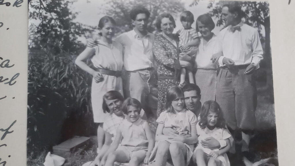 From right: Paul, Johanna, and Johannes in the arms of grandmother Sofie, in Munich, Germany, 1930. (Courtesy of Paul Laporte) מימין: פול, יוהנה ויוהנס בזרועות סבתו סופי, במינכן, גרמניה, 1930 . הנכד נותר מאחור, התייתם מאמו ונלקח למחנות עבודה במלחמה
