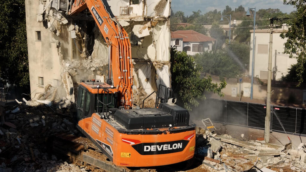 צילומים של הריסת מתחם הצפירה בפרדס חנה (צילום: NAVARI MEDIA) צילומים של הריסת מתחם הצפירה בפרדס חנה