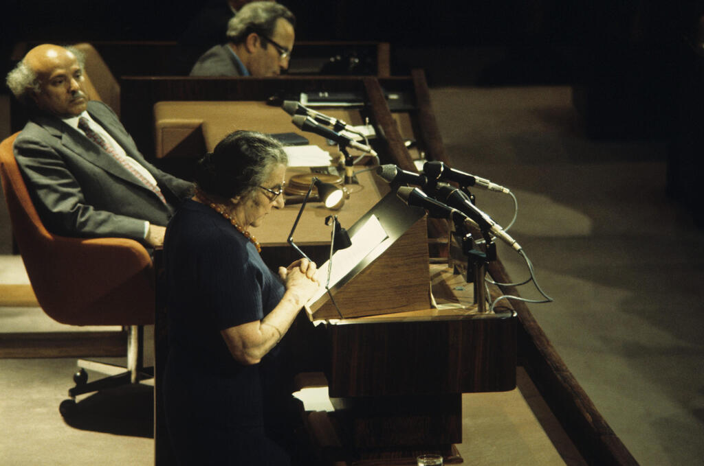 גולדה מאיר מודיעה על התפטרותה, אפריל 1974 . חודש וחצי אחרי שהמלחמה פרצה כבר היתה ועדת חקירה, חצי שנה אחרי שהמלחמה פרצה גולדה התפטרה