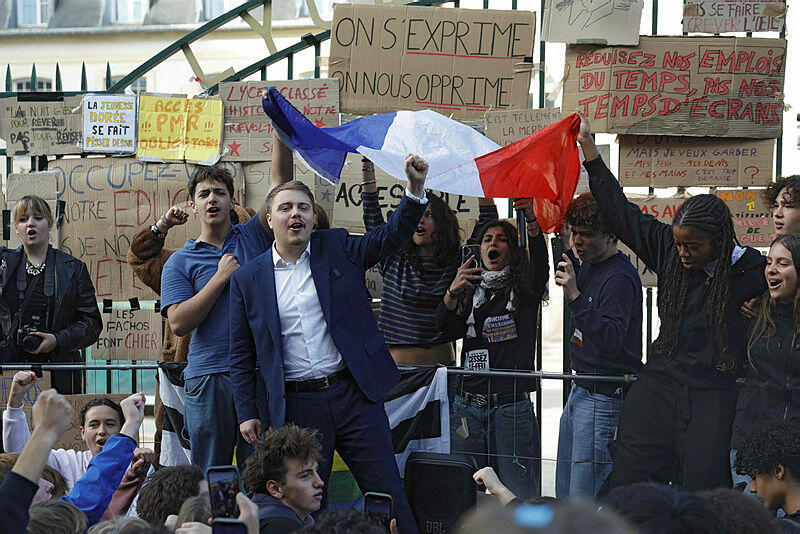מפגינים בואן, פרבר של פריזף היום (צילום: GEOFFROY VAN DER HASSELT / AFP) מפגינים בואן, פרבר של פריז