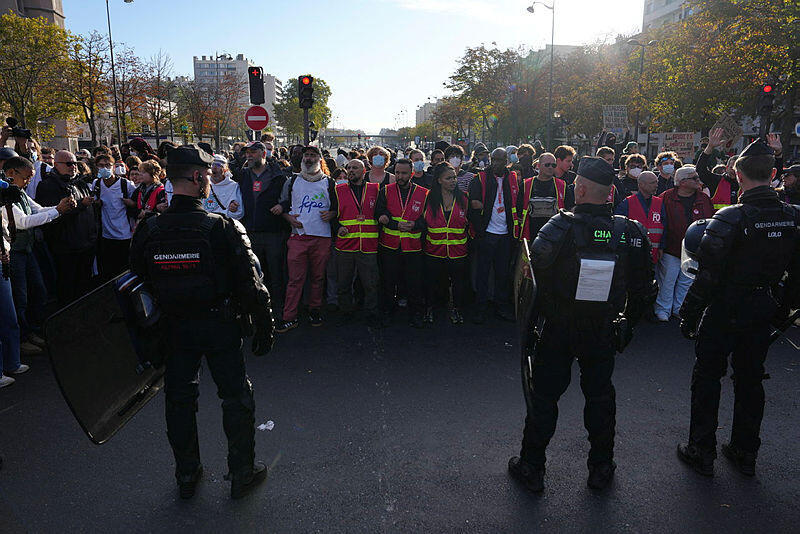 היערכות להפגנה בפריז, היום (צילום: AP Photo/Aurelien Morissard) מפגינים בפריז