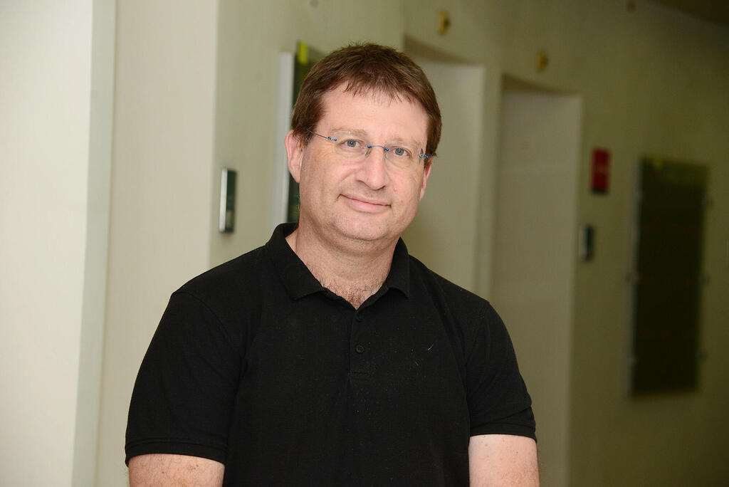 פרופ׳ נדב דוידוביץ׳, ראש תחום מדיניות בריאות במרכז טאוב. “נדרשים משאבים וקשב ניהולי מערכתי כדי למנוע מצב שמסכן את כולנו”
(צילום: הרצל יוסף) פרופסור נדב דוידוביץ