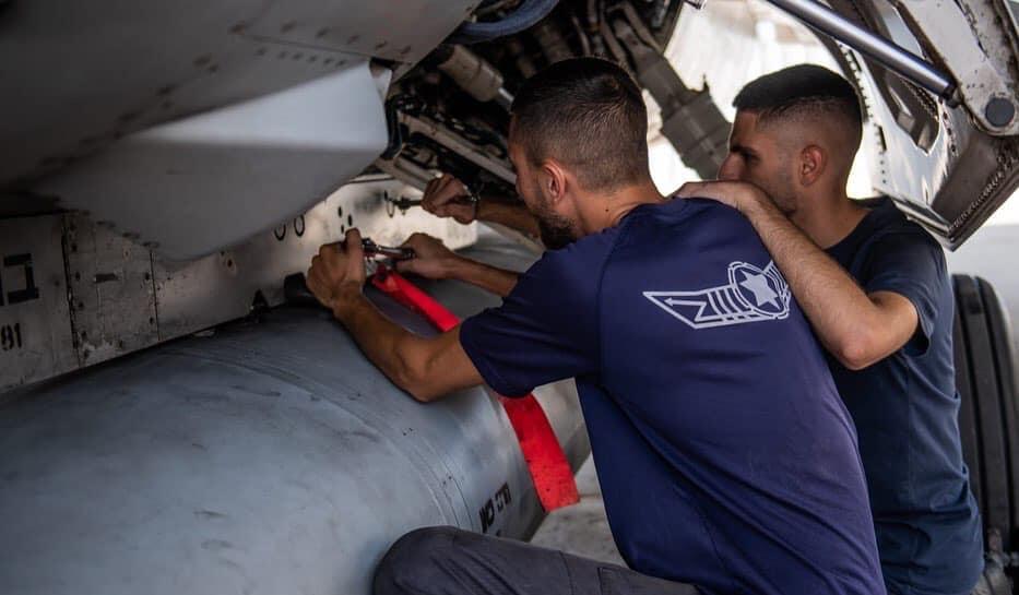 טיפול במטוס F16 לקראת גיחה מבצעית (צילום: דובר צה"ל) הקברניט המערך הטכני מטוסים 8