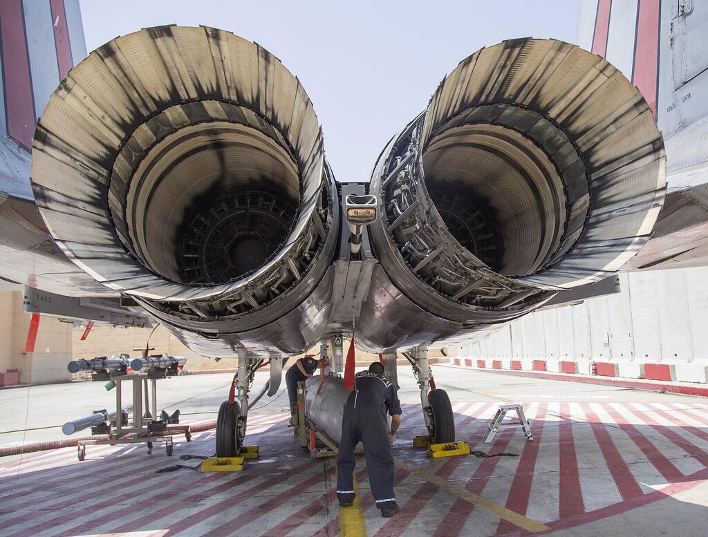 טיפול ב-F15 לקראת גיחה (צילום: דובר צה"ל) הקברניט המערך הטכני מטוסים 4