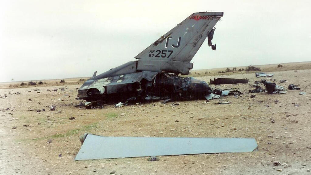 האבדות - לא רק מאש אויב. F16 שנפל במלחמת המפרץ (צילום: Wikimedia התמונה עובדה באמצעות AI) הקברניט המערך הטכני מטוסים 3