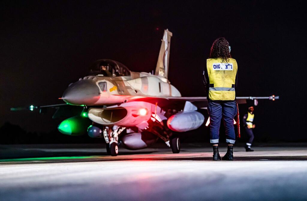ראש צוות קרקע, ו-F16 בדרך למסלול (צילום: דובר צה"ל) הקברניט המערך הטכני מטוסים 11