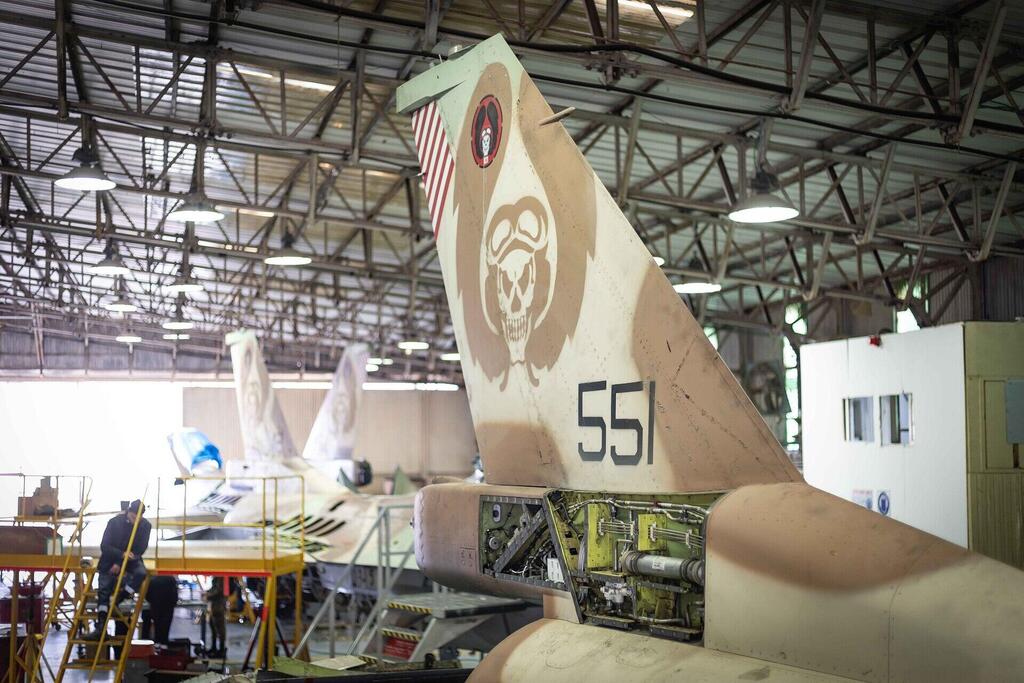 טיפול במטוסי F16 לאחר שניזוקו בהצפת דת"ק (צילום: עמית אגרונוב, חיל האוויר ) הקברניט המערך הטכני מטוסים 9