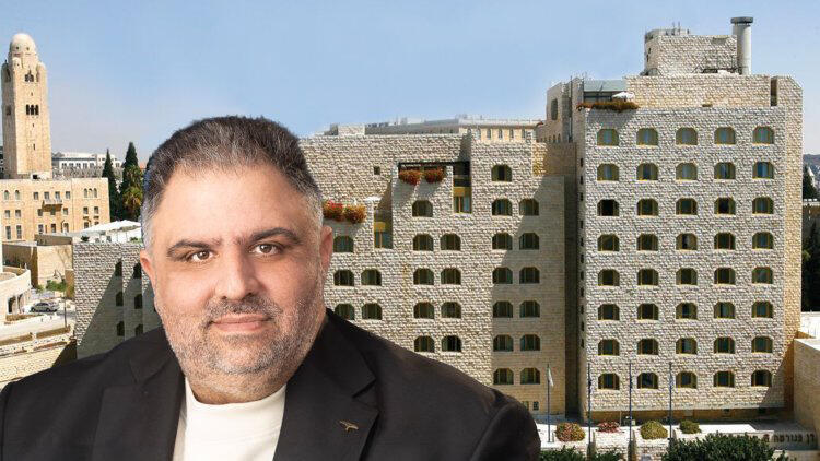 יו"ר קק"ל אייל אוסטרינסקי על רקע דן פנורמה ירושלים 