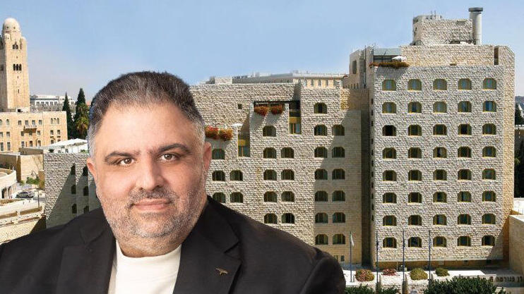 יו"ר קק"ל אייל אוסטרינסקי על רקע דן פנורמה ירושלים (צילומים: ראובן קופצ'ינסקי, סיון פרג') יו"ר קק"ל אייל אוסטרינסקי על רקע דן פנורמה ירושלים