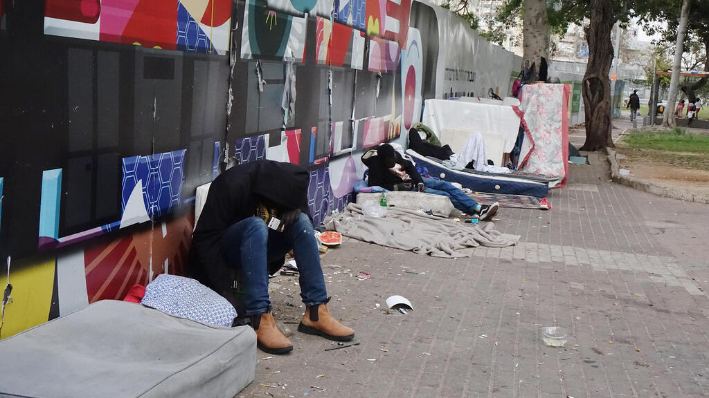 דרי רחוב בדרום תל אביב. תוצאת המכרז בוטלה בעקבות הליכים משפטיים (צילום: שאול גולן) דרי רחוב בדרום תל אביב