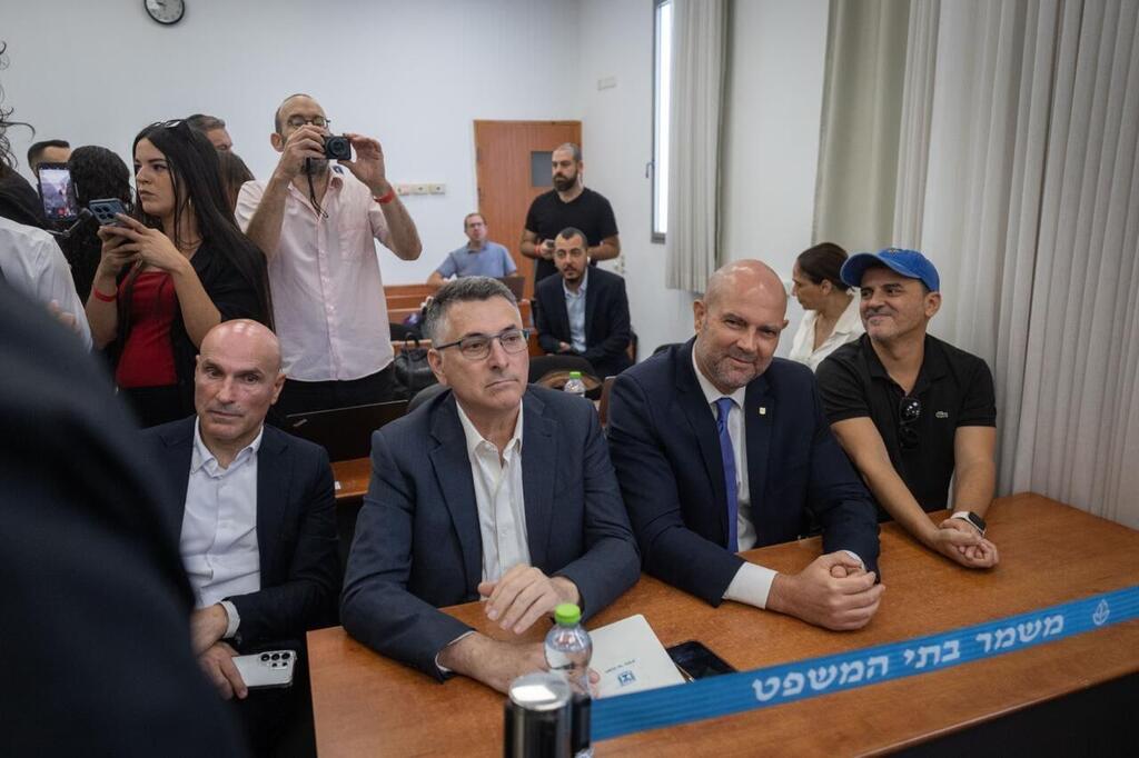 אמיר אוחנה, גדעון סער, אפי נוה באולם בית המשפט (צילום: חיים גולדברג/פלאש90) אמיר אוחנה, גדעון סער, אפי נוה באולם בית המשפט