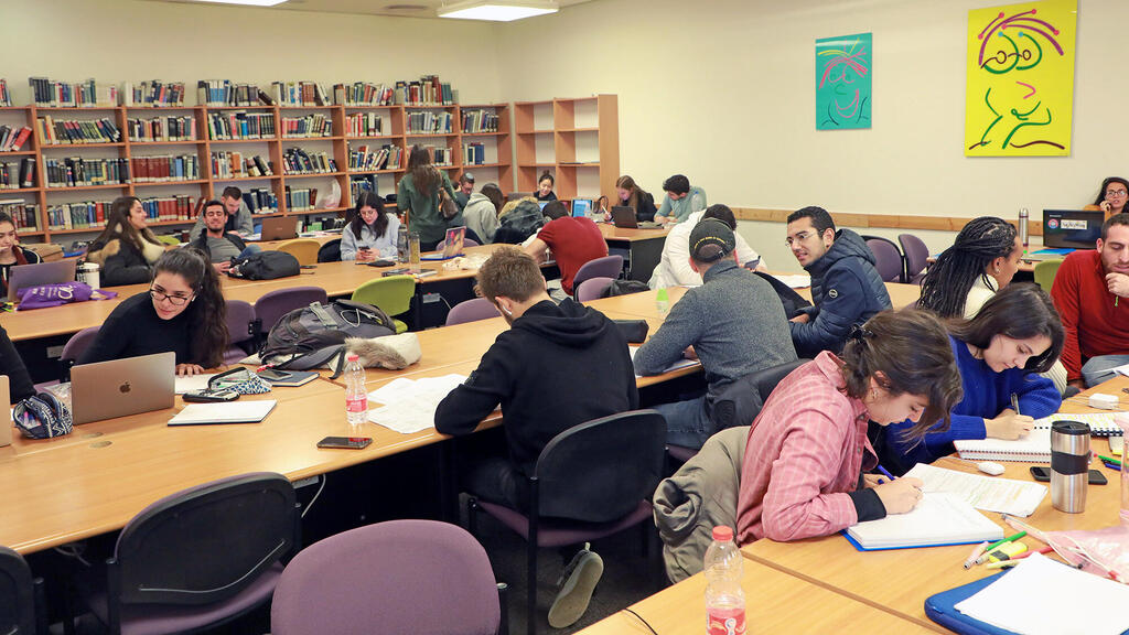 סטודנטים של אוניברסיטת רייכמן בהרצליה. 36% מהצעירים דחו את הלימודים בעקבות המלחמה או ויתרו עליהם (צילום: דנה קופל) סטודנטים של המרכז הבינתחומי ב הרצליה